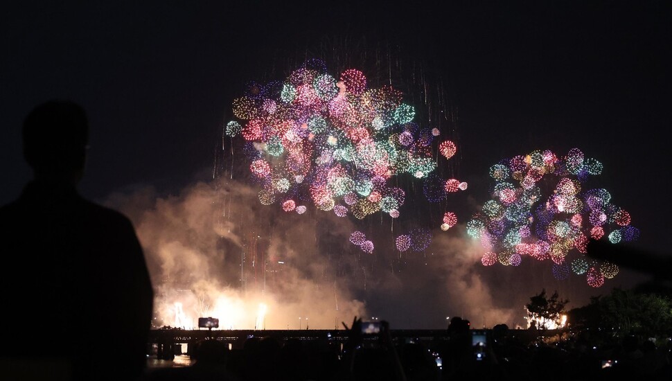 7일 밤 서울 영등포구 여의도 한강공원에서 ‘서울세계불꽃축제 2023’의 화려한 불꽃이 가을밤을 수놓고 있다. 강창광 선임기자