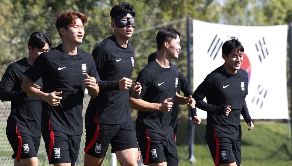 손흥민(왼쪽 셋째) 등 한국 남자축구 대표팀이 2022 카타르월드컵 조별리그 첫 경기를 앞두고 23일(한국시각) 오전 카타르 도하 알에글라 훈련장에서 열린 공식 훈련에서 운동장을 돌며 몸을 풀고 있다. 한국은 24일 밤 10시 도하 에듀케이션 시티 스타디움에서 우루과이와 H조 첫 경기를 펼친다. 도하/김혜윤 기자 unique@hani.co.kr