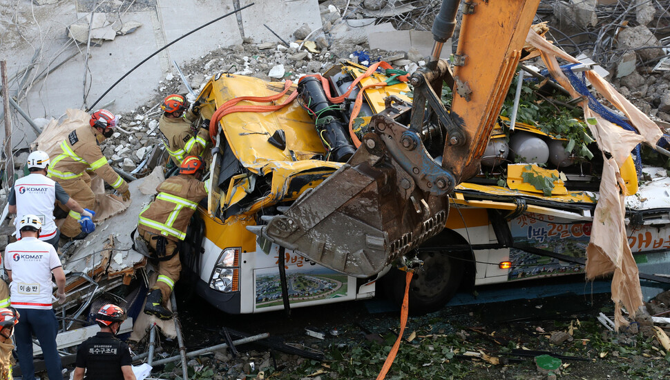 9일 오후 광주 동구 학동의 재개발 지역에서 철거 작업 중이던 건물이 붕괴하면서 도로 위로 건물 잔해가 쏟아져 시내버스가 매몰됐다. 사진은 사고 현장에서 119 구조대원들이 구조 작업을 펼치는 모습. 연합뉴스