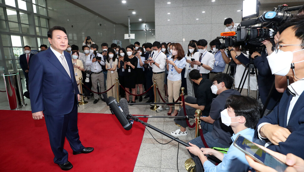 윤석열 대통령이 지난 8일 서울 용산 대통령실 청사로 출근하며 취재진의 질문에 답하고 있다. 대통령실통신사진기자단