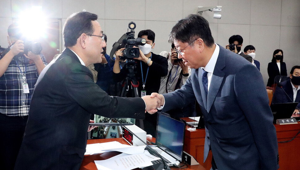 김대기 대통령 비서실장이 8일 오전 국회 운영위원회에서 열린 대통령비서실·국가안보실·대통령 경호처에 대한 국정감사에서 주호영 위원장과 악수하고 있다. 김경호 선임기자 jijae@hani.co.kr