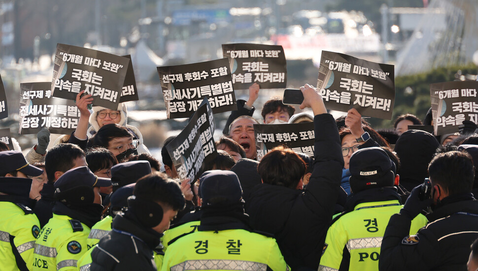 전세사기·깡통전세 피해자들이 21일 국회 본청 앞에서 “정부와 국회가 실효성 있는 특별법 개정과 지원대책 마련에 나설 것”을 촉구하는 기자회견 뒤, 특별법 개정을 촉구하는 시민서명을 윤재옥 국민의힘 원내대표에게 전달하겠다며 국회 진입을 시도하고 있다. 강창광 선임기자 chang@hani.co.kr