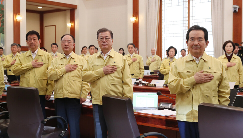 문재인 대통령이 4일 오전 청와대에서 열린 국무회의에서 국기에 경례하고 있다. 연합뉴스