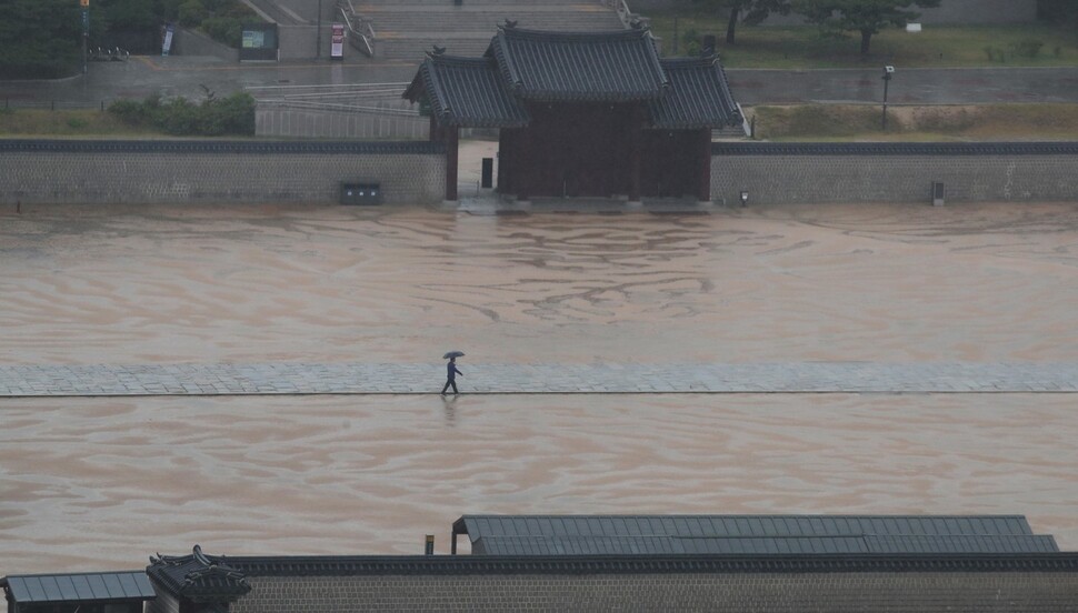 본격적인 여름 장마가 시작된 24일 오전 서울 종로구 경복궁에서 한 시민이 우산을 쓴 채 걸어가고 있다. 백소아 기자