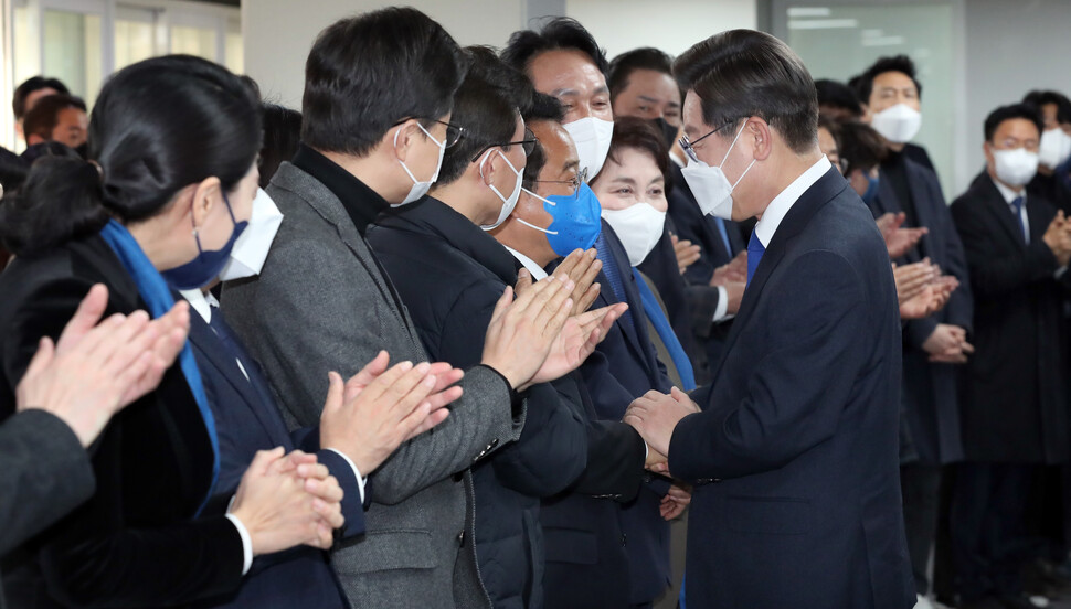 이재명 더불어민주당 후보가 10일 오후 서울 여의도 중앙당사에서 열린 선대위 해단식에 참석하고 있다. 공동취재사진