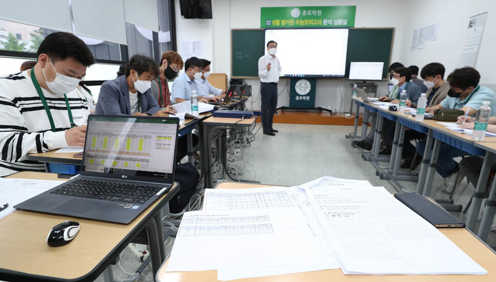 대학수학능력시험 모의평가가 실시된 9일 오전 서울 신촌로 종로학원 강북본원 모의고사 분석 상황실에서 선생님들이 1교시 국어영역 문제를 분석하고 있다. 이날 시험은 재수생 등 졸업생도 함께 응시한 올해 첫 모의평가다. 김정효 기자