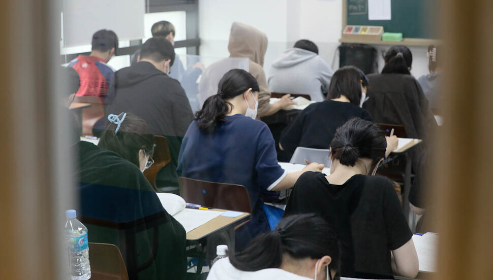 대학수학능력시험 모의평가가 실시된 9일 오전 서울 신촌로 종로학원 강북본원에서 수험생들이 1교시 시험을 보고 있다. 김정효 기자