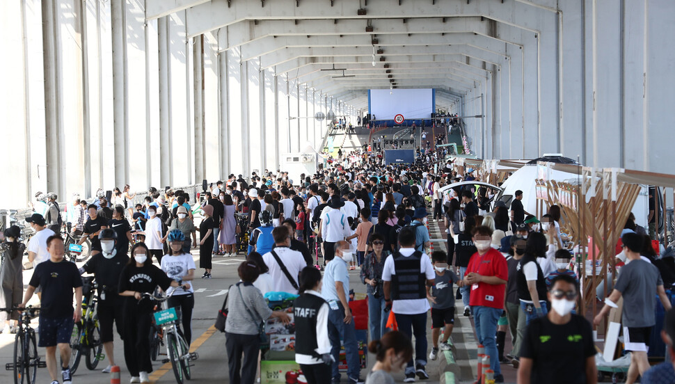 ‘2022 차 없는 잠수교 뚜벅뚜벅 축제’가 열린 28일 서울 잠수교가 나들이 나온 시민들로 북적이고 있다. 추석연휴를 제외한 매주 일요일 아침 10시부터 밤 9시까지 잠수교 북단에서 남단 달빛광장까지 차량이 통제된 가운데 열리는 이번 축제는 각종 거리공연과 보물찾기, 플리마켓 등 다양한 행사가 펼쳐진다. 윤운식 선임기자 yws@hani.co.kr