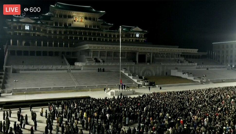 2021년 1월 1일 새벽 북한 평양 김일성광장에 인공기가 게양되고 있다. 로이터 페이스북 갈무리