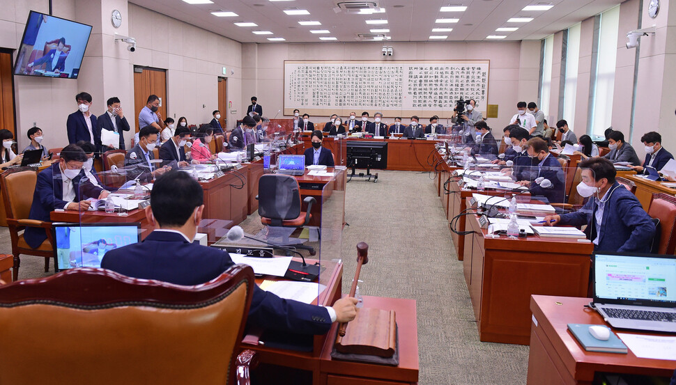 18일 국회에서 법제사법위원회 전체회의가 열리고 있다. 공동취재사진