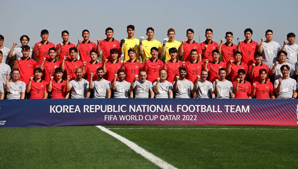 한국 남자축구 대표팀 선수들과 코칭 스태프들이 16일(현지시각) 오전 카타르 도하 알 에글라 훈련장에서 기념사진을 찍고 있다. 도하/김혜윤 기자 unique@hani.co.kr