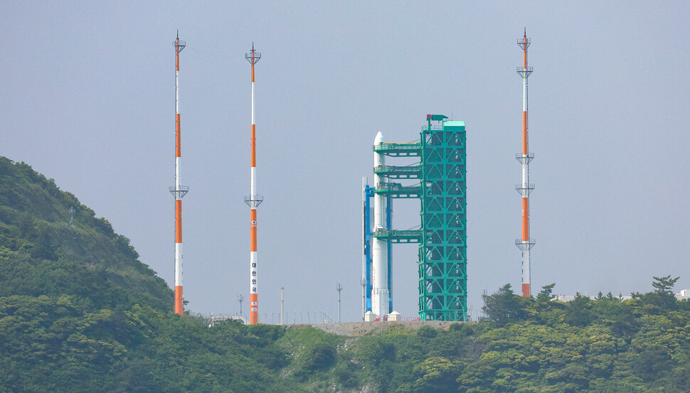 한국형 발사체 누리호(KSLV-Ⅱ)가 3차 발사를 하루 앞둔 23일 오전 전남 고흥군 나로우주센터에 기립된 누리호가 발사대에 고정돼 있다. 연합뉴스