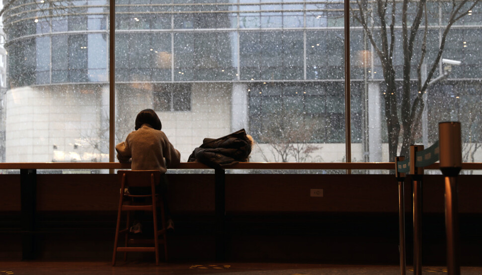 18일 오전 서울 서초구 스타벅스 서초역점에서 한 시민이 카페에 앉아 있다. 김혜윤 기자