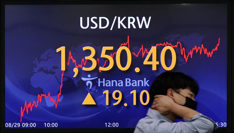 29일 오후 서울 중구 을지로 하나은행 본점 딜링룸 현황판에 원/달러 환율이 표시돼 있다. 이날 서울 외환시장에서 원·달러 환율은 전 거래일(1331.3원)보다 19.1원 오른 1350.4원에 마감했다. 김봉규 선임기자 bong9@hani.co.kr