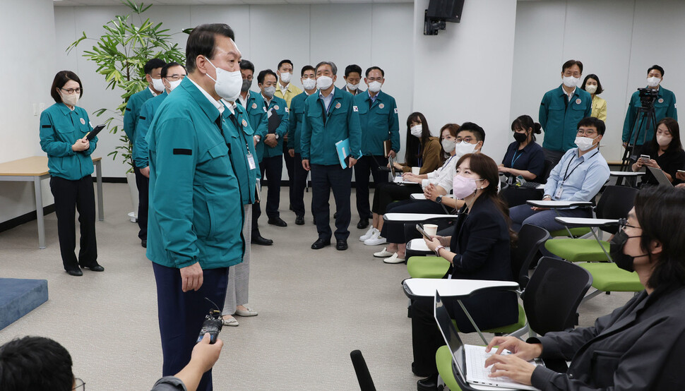 윤석열 대통령이 6일 오전 기자실을 방문, 지난 밤 태풍 힌남노와 관련 상황대기에 대한 질의에 답하고 있다. 대통령실사진기자단