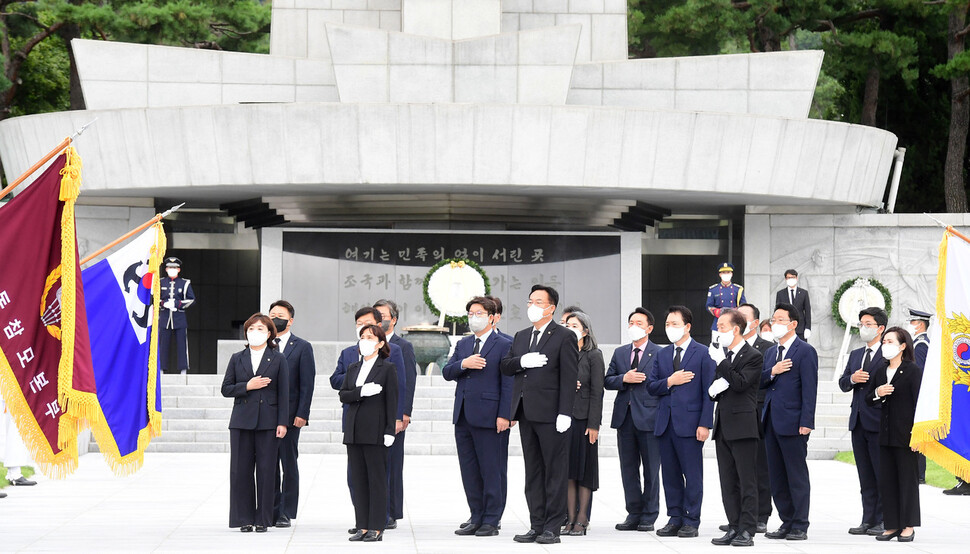 정진석 국민의힘 비상대책위원장과 권성동 원내대표가 14일 서울 동작구 국립서울현충원에서 비대위원들과 참배를 마치고 국민의례를 하고 있다. 공동취재사진