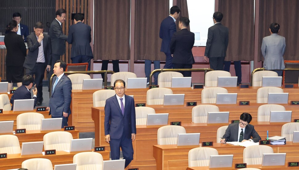 12일 오후 국회 본회의에서 무소속 윤관석, 이성만 의원 체포동의안 투표가 진행되고 있다. 맨 오른쪽은 한동훈 법무부 장관. 김봉규 선임기자 bong9@hani.co.kr