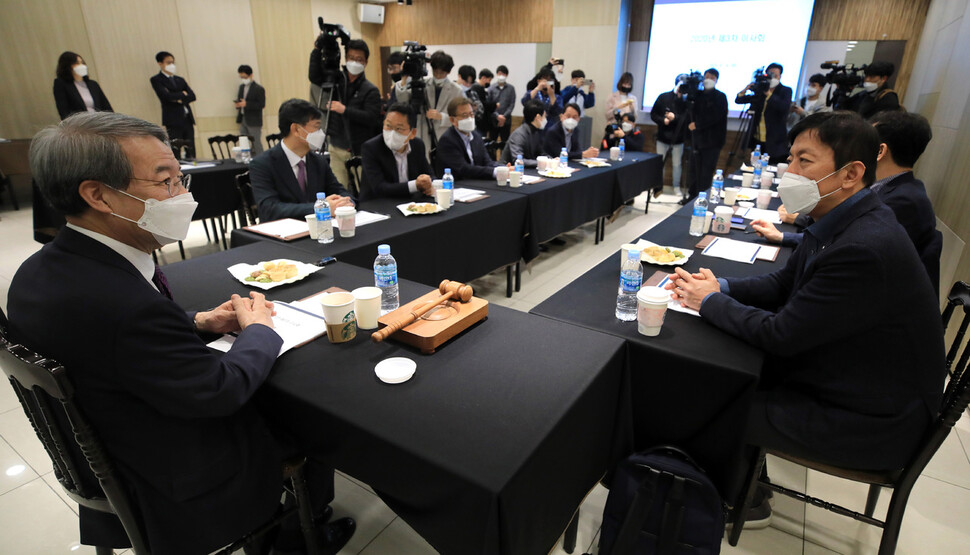 정운찬 한국야구위원회(KBO) 총재가 14일 오전 서울 강남구 캠코양재타워에서 열린 긴급이사회에서 프로야구단 사장들과 코로나19로 연기된 시즌 개막 및 주요 사안을 논의하고 있다. 연합뉴스