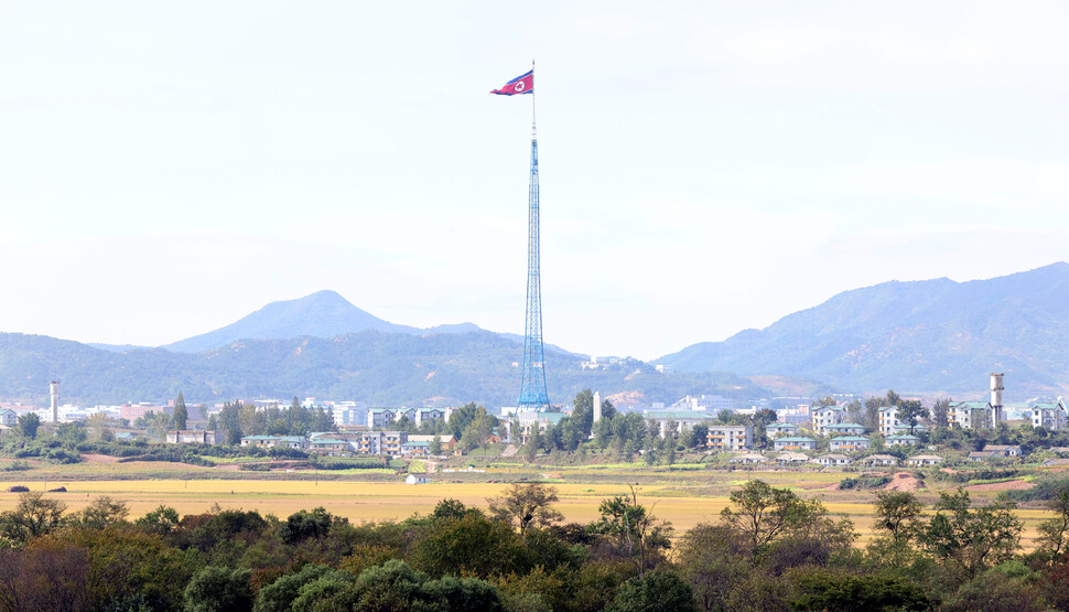 4일 경기도 파주시 판문점 3초소에서 바라본 북한의 기정동 마을 내 문화회관에 걸려 있는 인공기가 펄럭이고 있다. 사진공동취재단