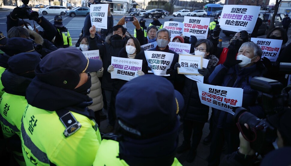 한일역사정의평화행동 활동가들이 기자회견을 마치고 항의 서한을 대사관에 전달하려했으나 경찰이 이를 막자 항의하고 있다. 김혜윤 기자 unique@hani.co.kr