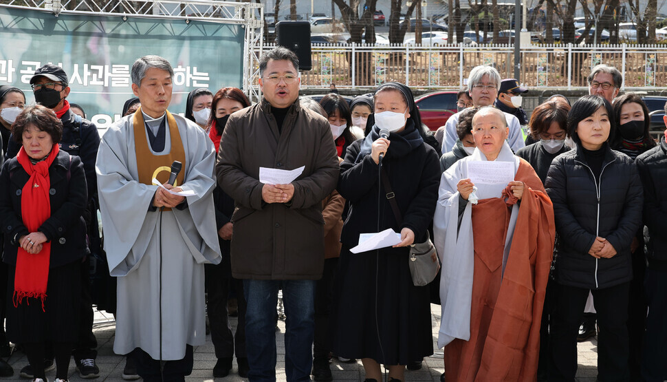 지난 4월14일 서울 용산구 전쟁기념관 앞에서 열린 ‘대통령 면담과 공식사과를 촉구하는 10.29 이태원참사 4개 종단 기도회’에서 각 종단 종교인들이 입장을 발표하고 있다. 김혜윤 기자