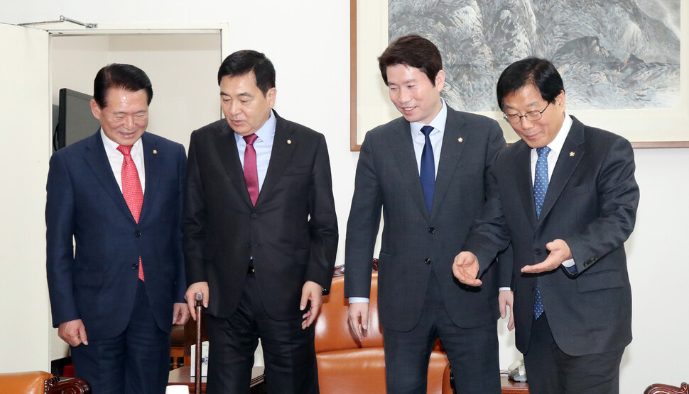 이인영 더불어민주당 원내대표와 심재철 자유한국당 원내대표가 11일 오후 국회에서 2월 임시국회 의사일정 조율을 위한 여야 원내대표 회동을 하고 있다.김경호 선임기자 jijae@hani.co.kr