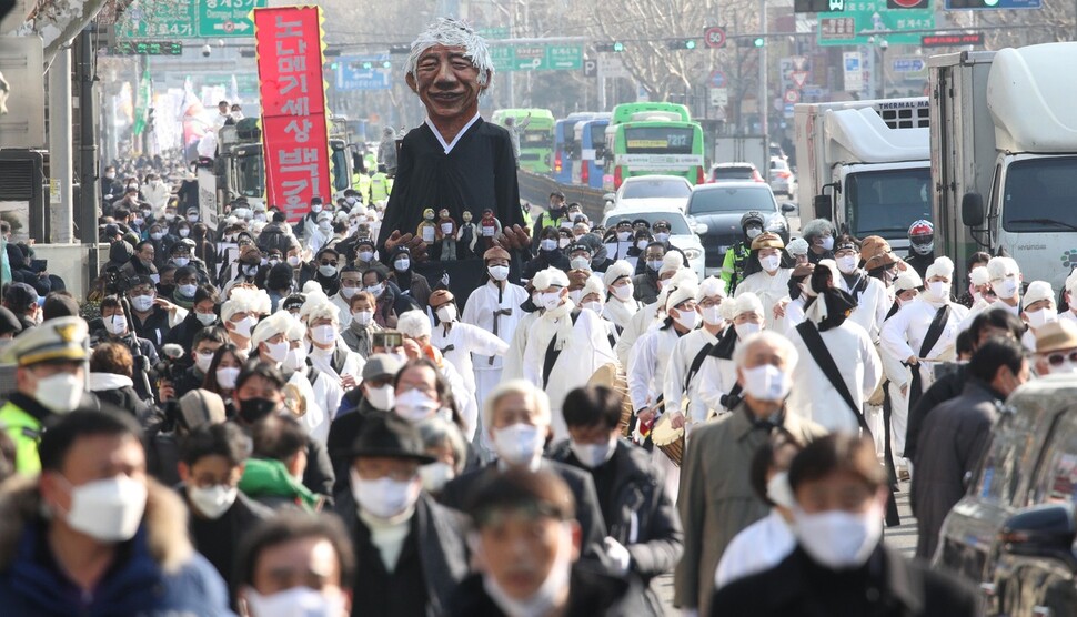 고 백기완 선생 영결식이 열린 지난 19일 오전 서울대학병원 장례식장을 떠난 운구행렬이 대학로와 종로 거리를 거쳐 서울광장까지 이동하고 있다. 김봉규 선임기자 bong9@hani.co.kr