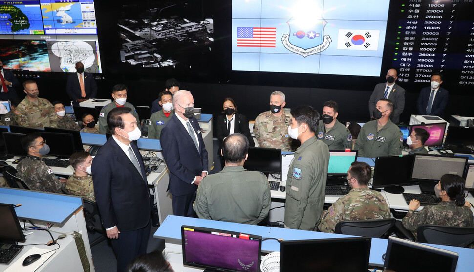 22일 오산공군작전사령부 항공우주작전본부를 방문한 윤석열 대통령과 바이든 미 대통령이 군 장병들을 격려하고 있다. 윤운식 기자 yws@hani.co.kr