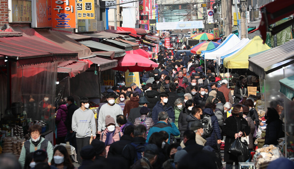 설 전 마지막 장이 열린 19일 경기 성남시 모란민속5일장이 장을 보러 나온 시민들로 북적이고 있다. 강창광 선임기자