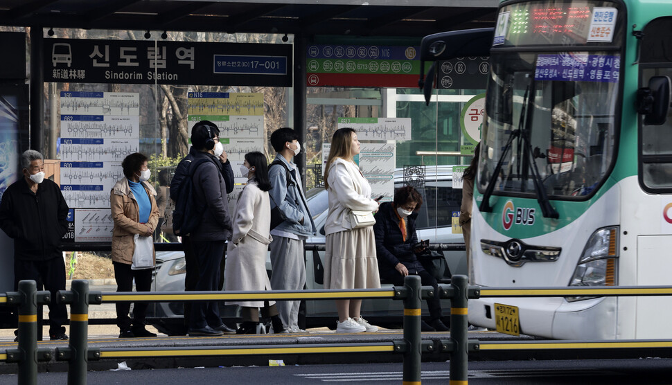 신도림역 버스정류장에서 시민들이 버스를 기다리고 있다. 김명진 기자