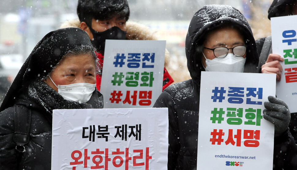 ‘한반도 종전 평화 캠페인’ 참가단체 회원들이 19일 오전 서울 중구 청계광장에서 신년 기자회견을 하는 동안, 참가자들 머리 위로 눈이 쌓이고 있다. 김경호 선임기자