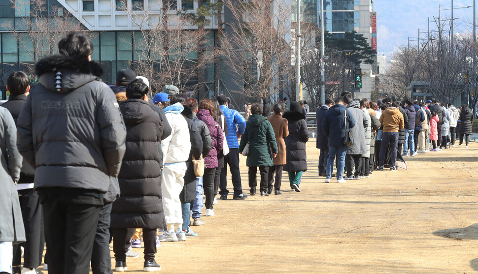 7일 오전 용산역 선별진료소에서 시민들이 코로나 검사를 하기 위해 줄을 서서 기다리고 있다. 신소영 기자 viator@hani.co.kr