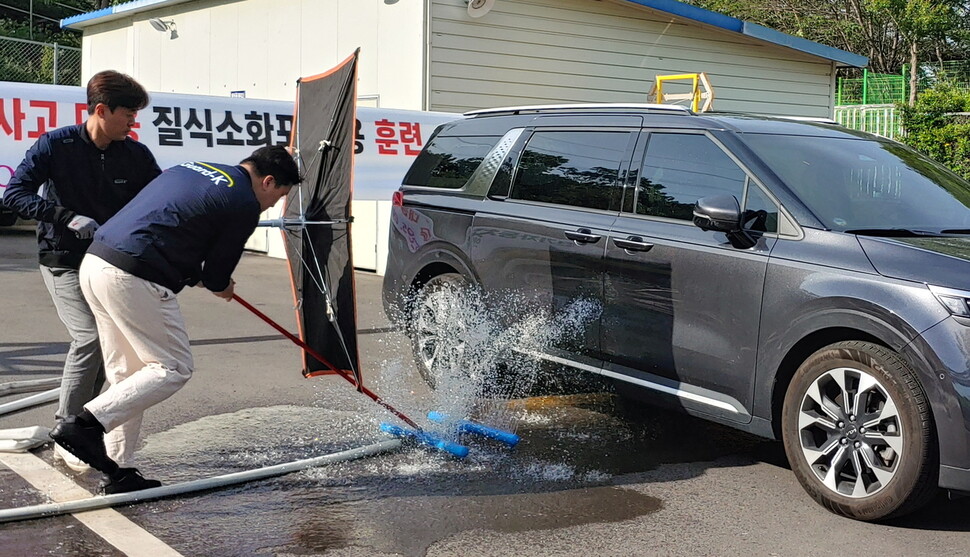 전기자동차 화재 사고가 발생하면 배터리가 있는 자동차 바닥면에 물을 계속 끼얹어 배터리로 불이 번지는 것을 막는 것이 중요하다. 최상원 기자