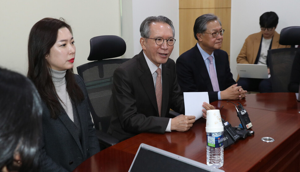 미래통합당 김형오 공천관리위원장이 19일 오후 서울 여의도 국회 의원회관에서 지금까지의 공천심사 결과를 브리핑하고 있다. 연합뉴스