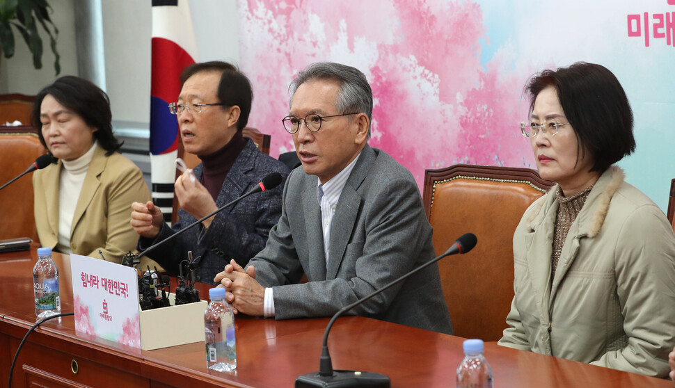 김형오 미래통합당 공천관리위원장(오른쪽 둘째)이 13일 국회에서 서울 강남병 김미균 후보의 전략공천을 철회하고 위원장직에서 내려오겠다는 의사를 밝히고 있다. 강창광 선임기자 chang@hani.co.kr