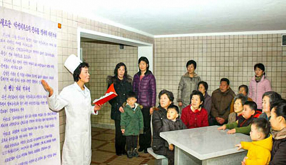 북한 평양 평천구역 미래종합진료소에서 코로나19 방역에 필요한 행동 수칙을 인민들한테 알리는 모습. &lt;노동신문&gt; 사진 갈무리, 연합뉴스