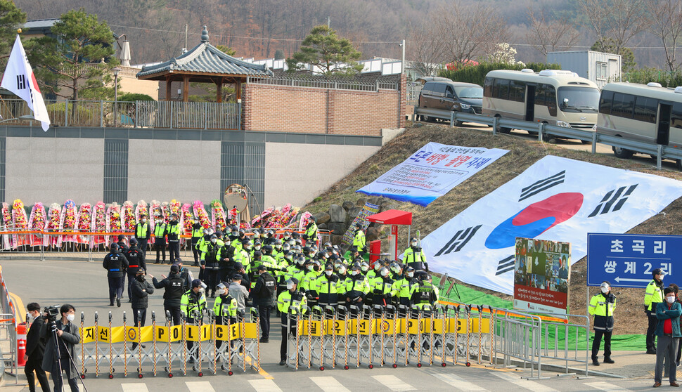 박근혜 전 대통령이 사저에 입주하는 24일 대구 달성군 유가읍 쌍계리 사저 인근에 경찰이 투입됐다. 대구/연합뉴스