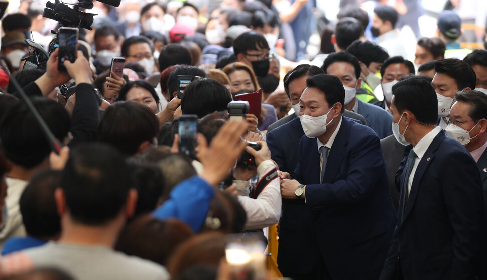 윤석열 대통령 당선자가 26일 인천 계양산전통시장을 방문, 시민들과 인사를 하고 있다. 공동취재사진