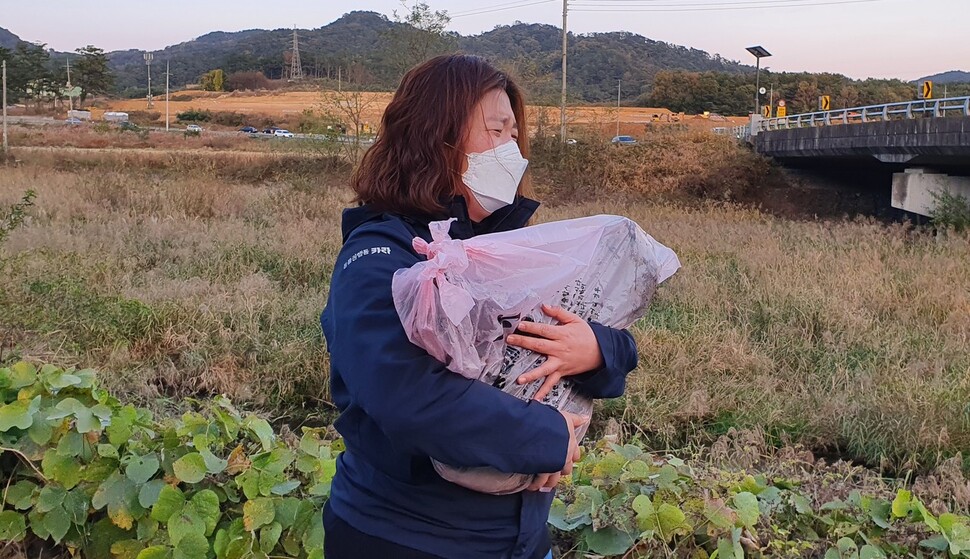 사체를 받아든 활동가는 울음을 터뜨렸다. 온갖 현장을 다 다녀온 이에게도 서사의 죽음은 너무 참혹했다.