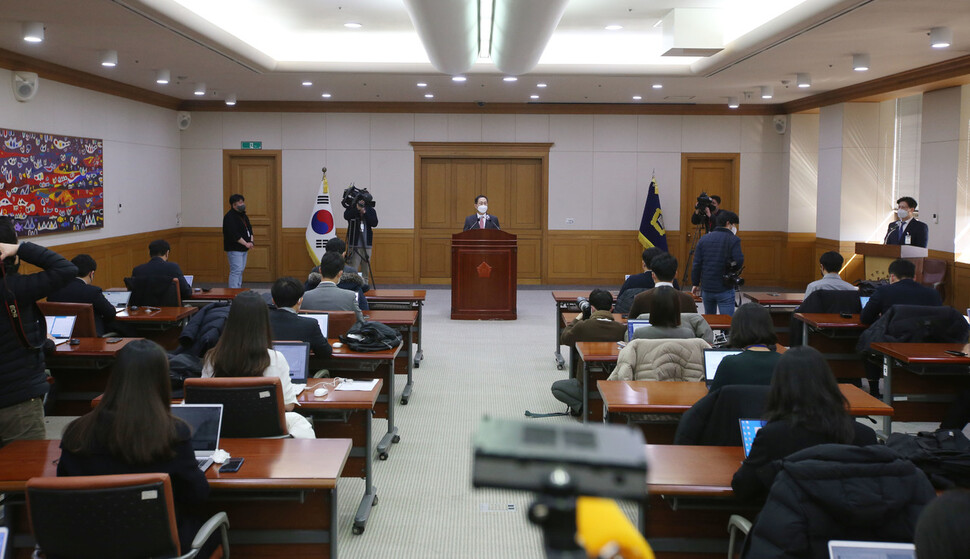 대장동 개발 특혜·로비 관련 녹취록 속에 등장하는 ‘그분'으로 지목된 조재연 대법관이 23일 오후 서울 서초구 대법원에서 열린 기자회견에서 입장 발표를 하고 있다. 이날 조 대법관은 '그분' 관련 의혹을 전면 부인했다. 공동취재사진