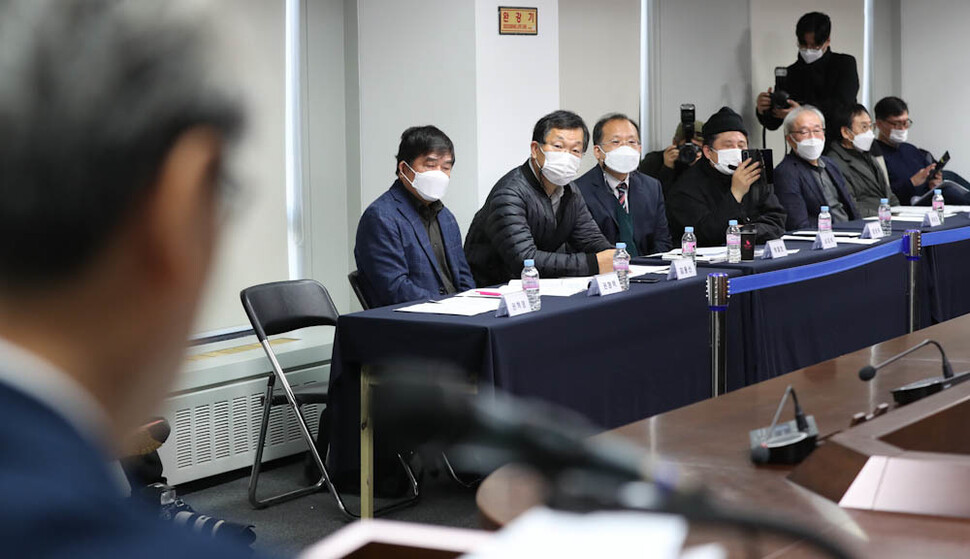 정근식 진실·화해를위한과거사정리위원회 위원장(왼쪽 뒷모습)이 23일 오전 서울 중구 퇴계로 진실화해위 대회의실에서 기자회견을 열어 ‘대학생 강제징집 및 프락치 강요 공작사건’ 진실규명 결정 발표를 하는 모습을 피해자들이 지켜보고 있다. 김정효 기자