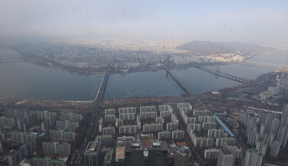 서울 송파구 롯데월드타워 서울스카이 전망대에서 바라본 서울 시내 아파트 모습. 연합뉴스