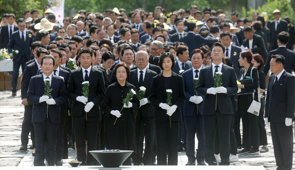 노무현 전 대통령 서거 14주기 추도식을 마친 참석자들이 노 전 대통령 묘역에서 헌화하고 있다. 공동취재사진