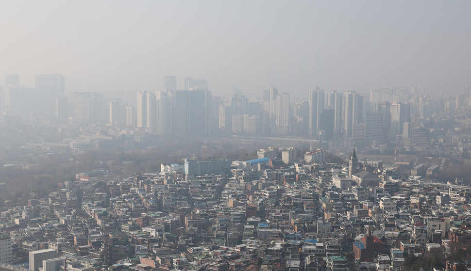 서울 초미세먼지 농도가 나쁨 수준을 보인 27일 오후 서울 남산에서 바라본 시내가 뿌옇다. 신소영 기자 viator@hani.co.kr