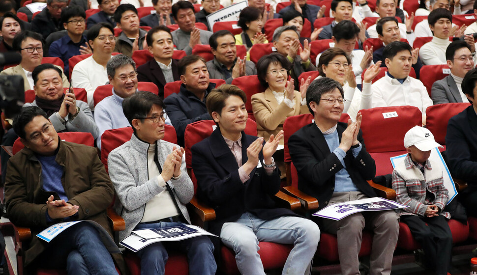 ‘변화와 혁신’ 중앙당 발기인 대회의 드레스코드는 ‘스티브 잡스와 같은 청바지와 밝은 티셔츠’로, 변혁은 ‘청바지는 새로운 보수를 상징한다’고 설명했다. 김경호 선임기자