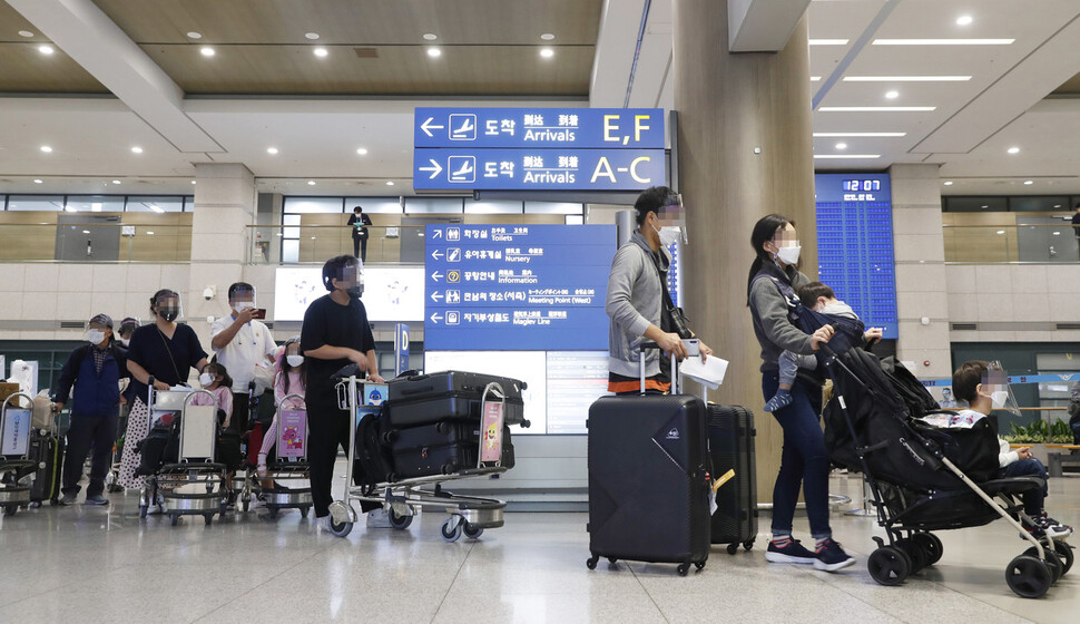 4일 오전 인도 첸나이에서 귀국한 교민들이 인천국제공항 제1여객터미널 입국장에 도착하고 있다. 인천공항/김혜윤 기자