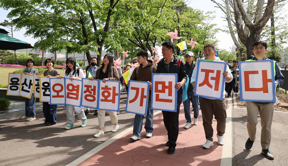 오는 5월 용산공원 개방에 앞서 환경오염 정화를 시행할 것을 함께 촉구하는 ‘용산공원, 오염 정화가 먼저다! 만보 걷기’ 행사에 참석한 서울환경연합과 온전한 생태평화공원 조성을 위한 용산시민회의 활동가들과 시민들이 23일 오전 서울 용산구 전쟁기념관에서 미군기지 14번 게이트 앞으로 행진하고 있다. 김혜윤 기자 unique@hani.co.kr