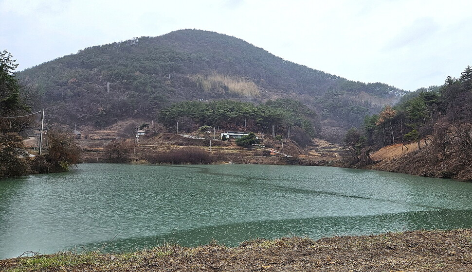 경남 고성군이 건설을 추진하는 돼지축산단지 예정지인 고성군 마암면 배대산 언덕. 최상원 기자