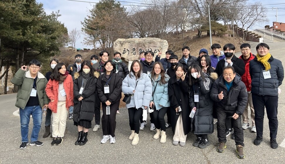 &lt;디엠제트 한중 청년 평화포럼&gt; 참가자들이 태풍전망대에서 촬영한 단체사진. 재단 제공.