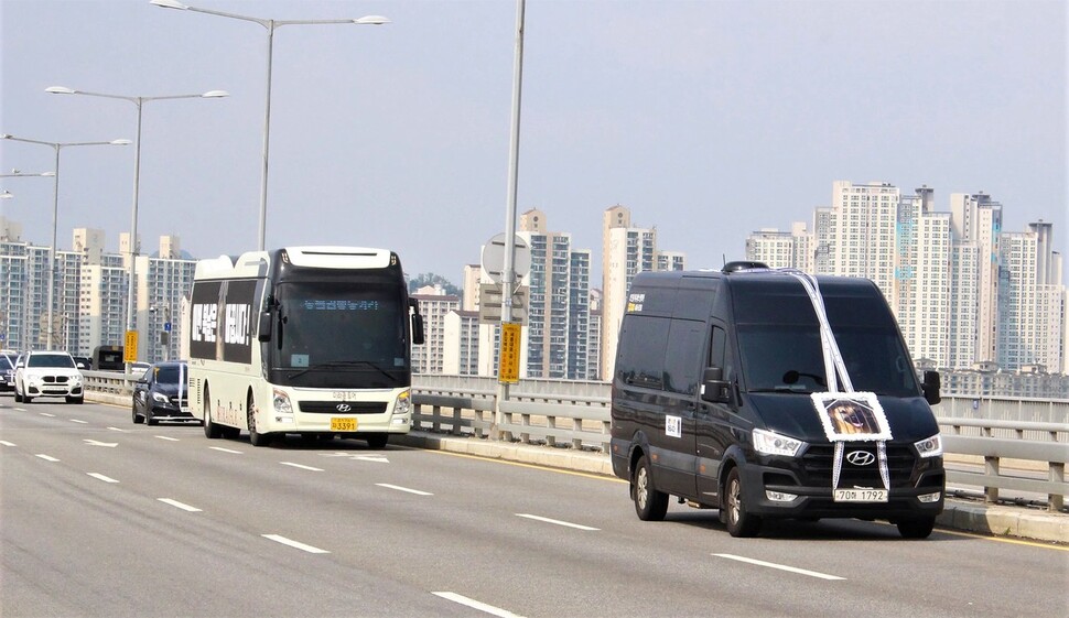 누렁이 추모 드라이브스루 집회에서 참가자들은 개식용 금지를 위한 법안 제정을 촉구했다. 동물권행동 카라 제공